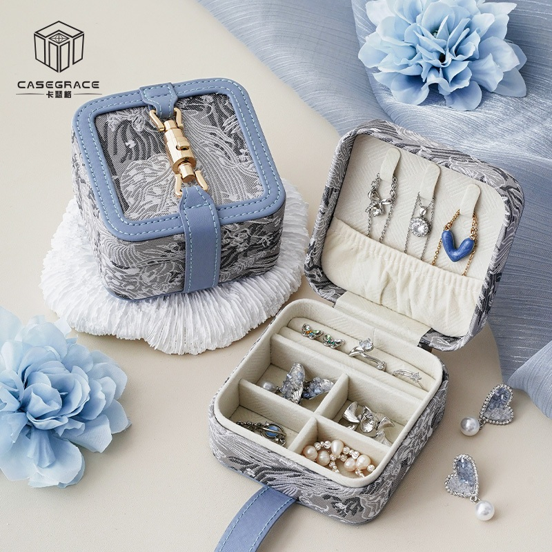 Casegrace กล่องเก็บเครื่องประดับพกพาลายปัก ผ้าปิดโลหะ สำหรับจัดเก็บต่างหู สร้อยคอ แหวน เหมาะเป็นกล่องของขวัญ