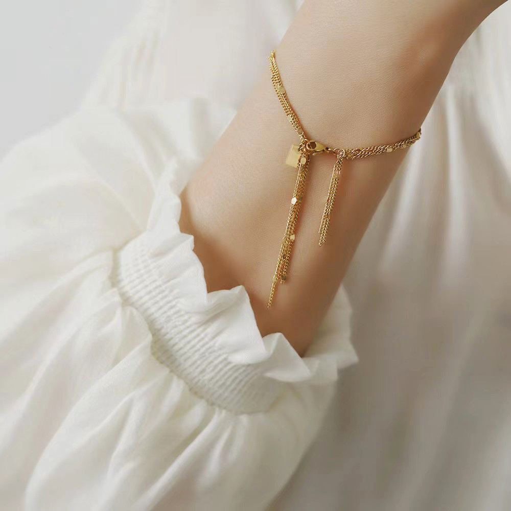 สร้อยข้อมือพู่หลายชั้นเหล็กไทเทเนียมเงาวัสดุสแตนเลสกันน้ํากันเหงื่อจะไม่จางหายความรู้สึกการออกแบบเฉพาะธรรมชาติสดเหมาะสําหรับผู้ห