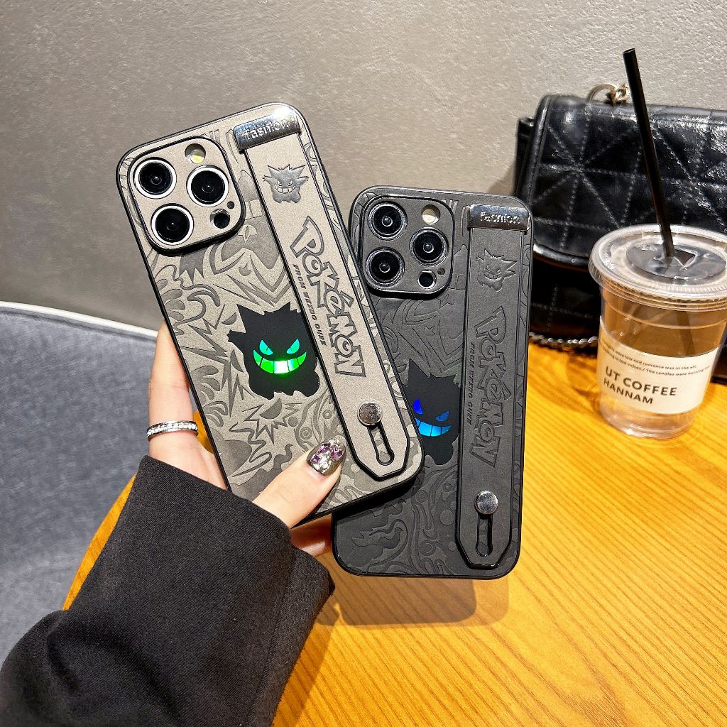 การ์ตูน Pokémon Gengar สายรัดข้อมือ เคส iPhone 16 15 pro max 12 13 14 pro 16 plus 11 pro max Case เยื่อหุ้มสมอง สำนักพิมพ์ ป้องกันการตก TPU อ่อนนุ่ม เคสไอโฟน