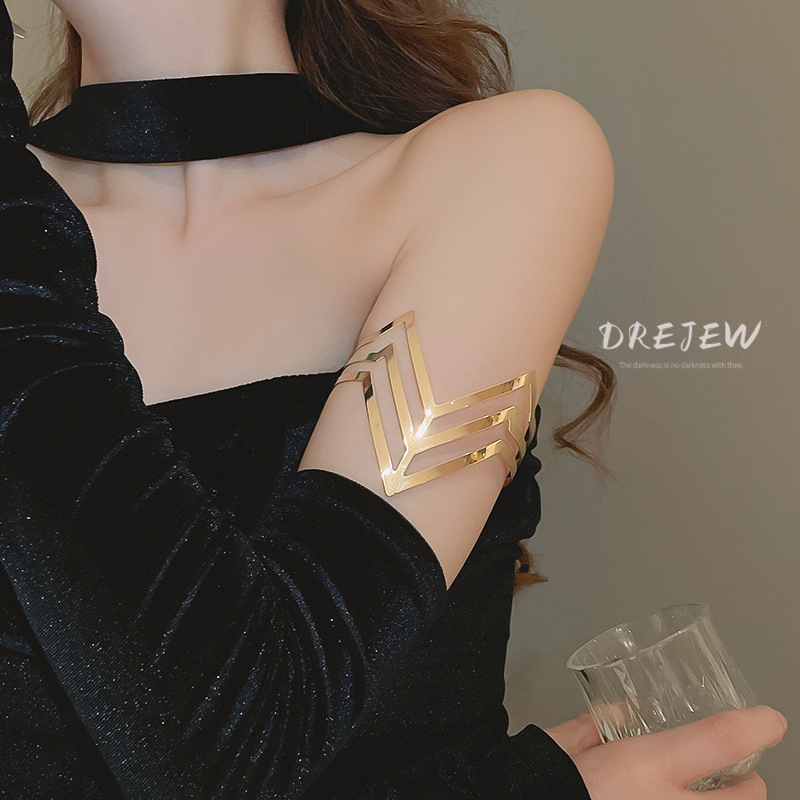 DREJEW เดรช ยุโรปและอเมริกาการออกแบบที่โอ้อวดหลายชั้นกลวงสามเหลี่ยมสร้อยข้อมือแสงหรูหราซอกสร้อยข้อมืออารมณ์ที่เรียบง่ายสร้อยข้อมือแขนส