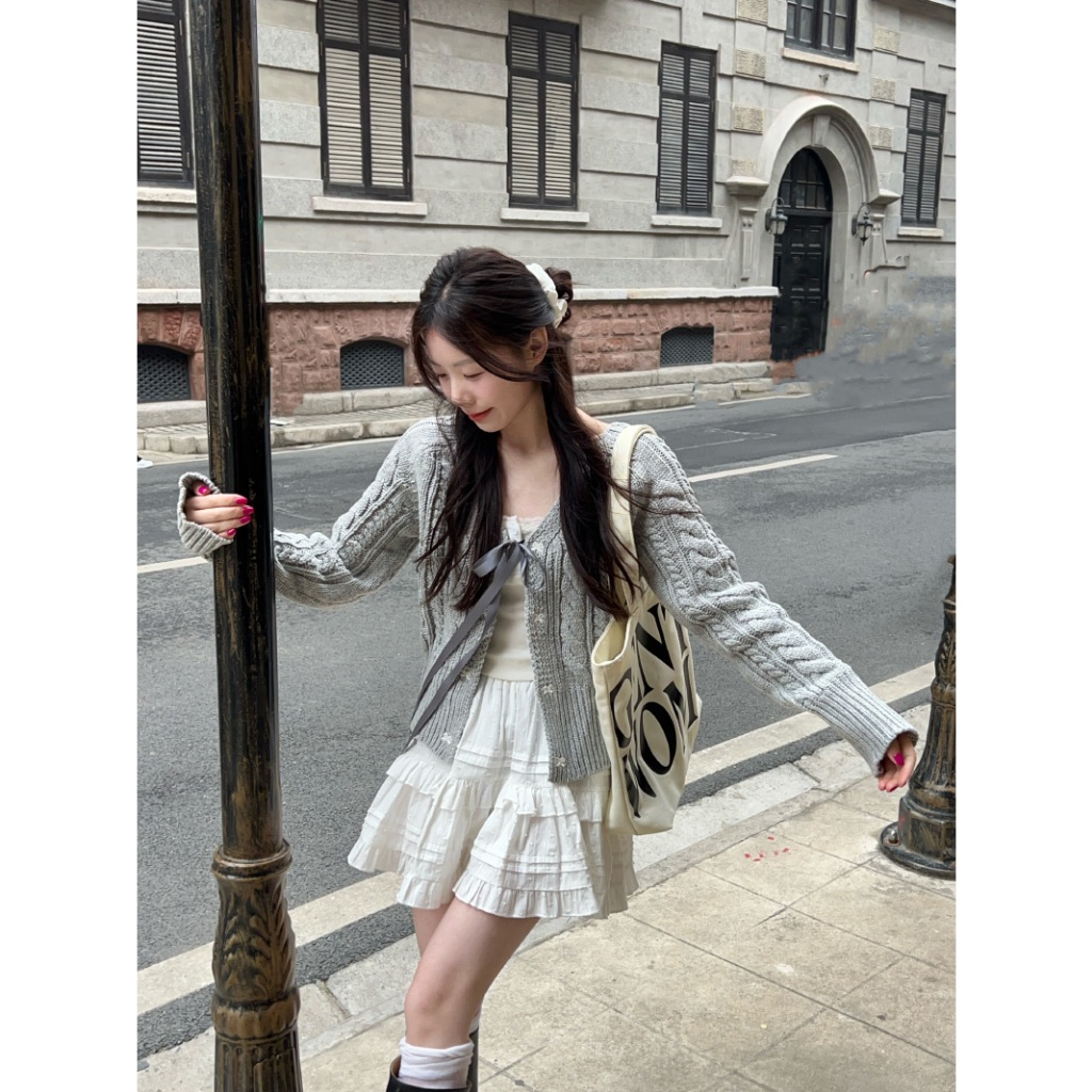 【BANKO】ชุดสูทสตรีฤดูใบไม้ร่วงเสื้อแจ็คเก็ตถักแขนยาวสีเทา + กระโปรงทรงเอเอวสูงสีขาว (แยกซื้อ)