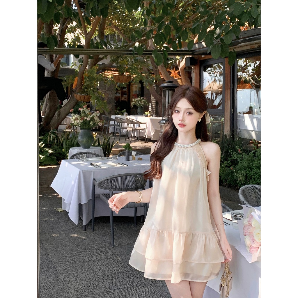 เดรสแขนกุด ดีไซน์คอกลม ปิดเข่า แสดงให้เห็นรูปร่างที่เพรียวบางของผู้หญิงในฤดูร้อน