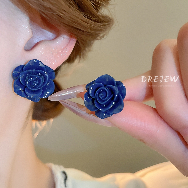 DREJEW เดรช 925 เงินเข็มสไตล์ฮ่องกงสีน้ําเงินเข้มกุหลาบดอกไม้ต่างหูแฟชั่นสง่างามต่างหูอารมณ์ย้อนยุคแสงหรูหราต่างหูระดับไฮเอนด์สําหรับผู้หญิงไม่แพ้ง่าย