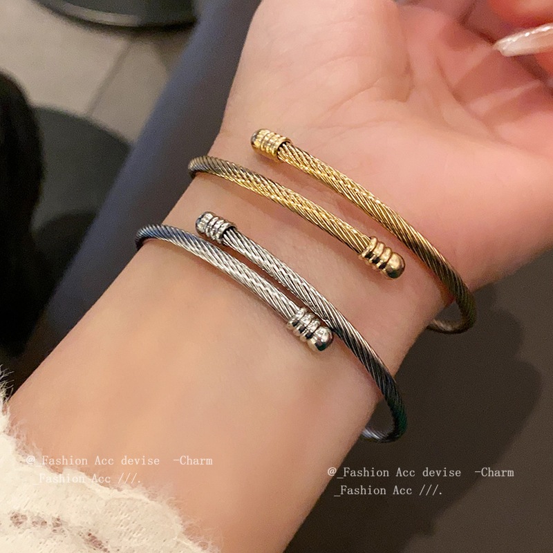 ใหม่โลหะบิดสร้อยข้อมือถักลมเย็นซอกสร้อยข้อมือที่เรียบง่ายความรู้สึกอาวุโสทุกอย่างอารมณ์เครื่องประดับขายส่ง