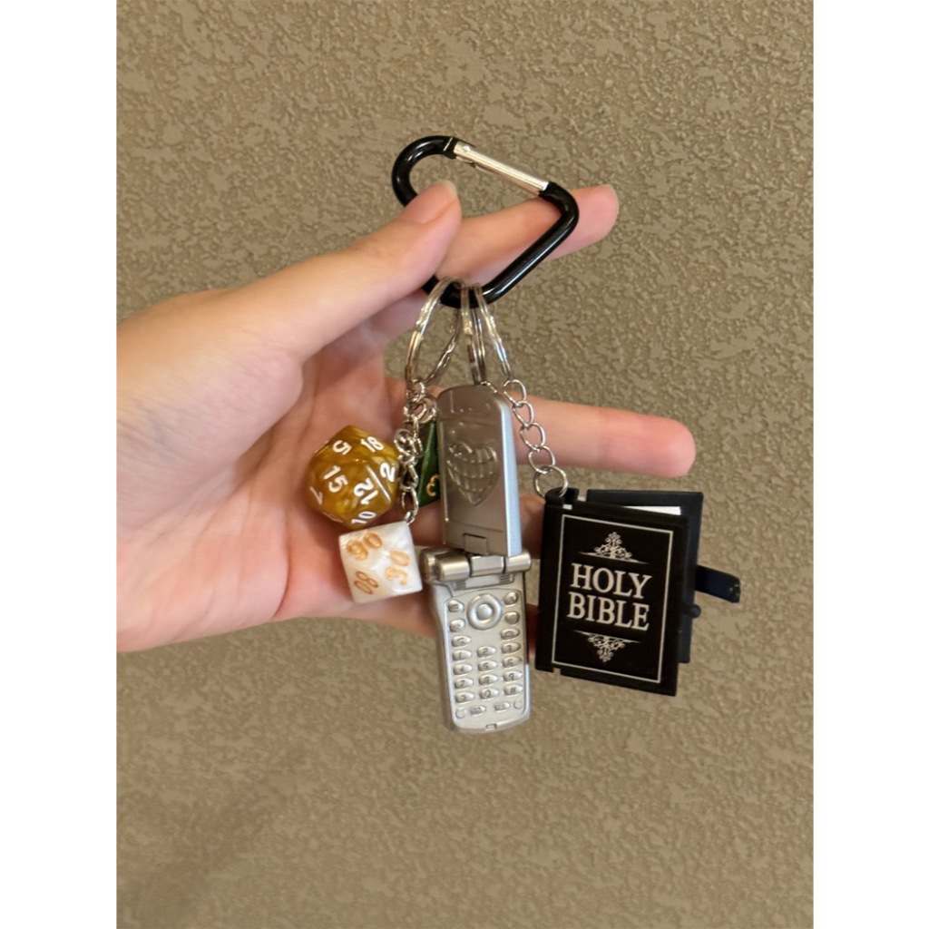 คลาสสิกรูปพิเศษกระเป๋าลูกเต๋าแขวน Multi-Sided พวงกุญแจจี้ตะแกรง Key Chain กระเป๋าสะพายจี้เครื่องประดับ Unique รถพวงกุญแจกระเป๋าจี้ miu Series คู่ถักเชือกเส้นเล็กกระเป๋าจี้