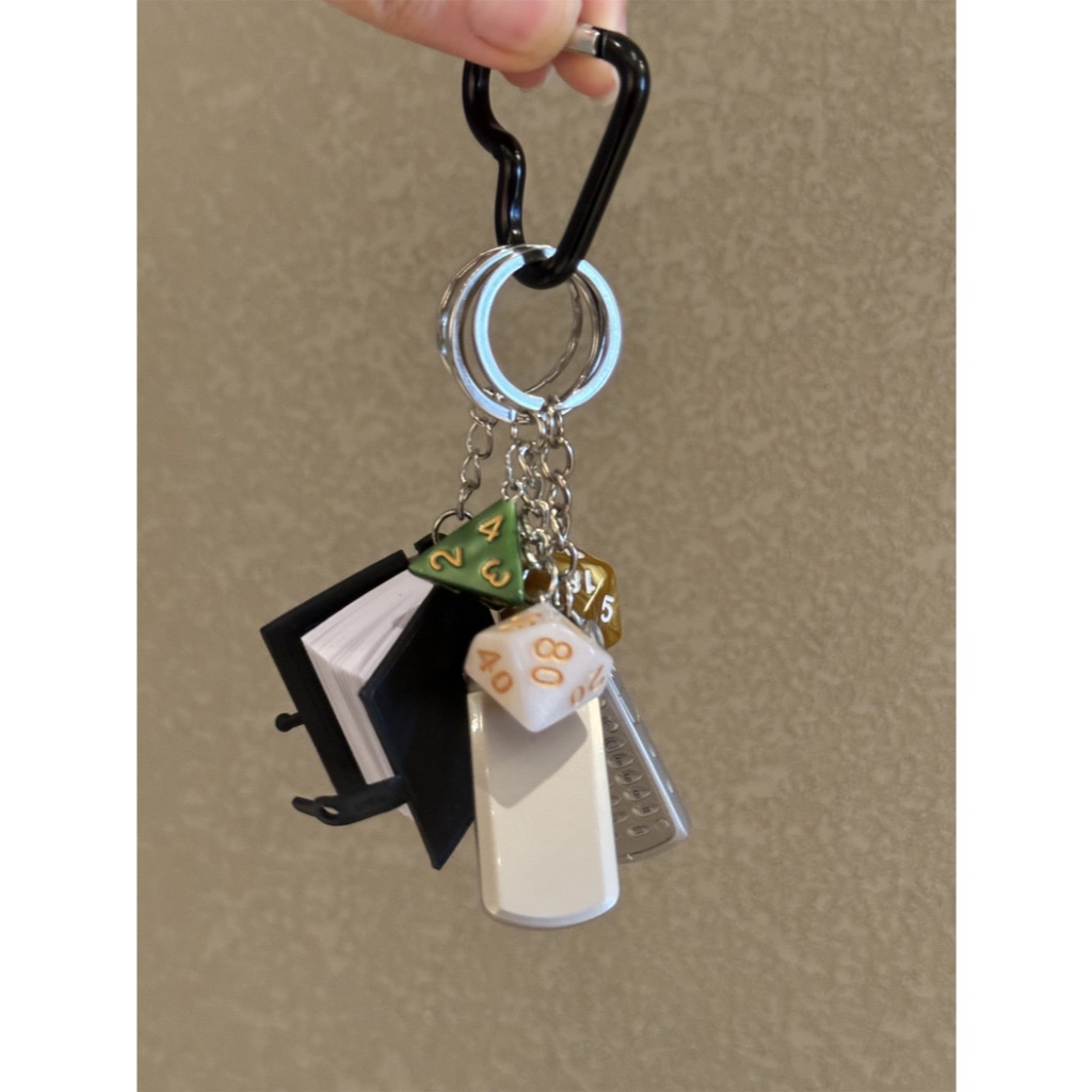 คลาสสิกรูปพิเศษกระเป๋าลูกเต๋าแขวน Multi-Sided พวงกุญแจจี้ตะแกรง Key Chain กระเป๋าสะพายจี้เครื่องประดับ Unique รถพวงกุญแจกระเป๋าจี้ miu Series คู่ถักเชือกเส้นเล็กกระเป๋าจี้
