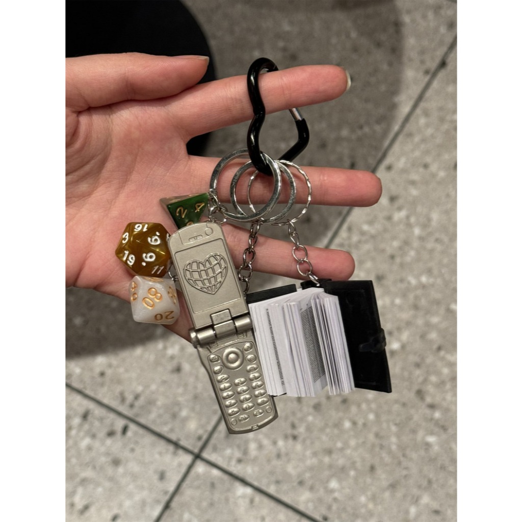คลาสสิกรูปพิเศษกระเป๋าลูกเต๋าแขวน Multi-Sided พวงกุญแจจี้ตะแกรง Key Chain กระเป๋าสะพายจี้เครื่องประดับ Unique รถพวงกุญแจกระเป๋าจี้ miu Series คู่ถักเชือกเส้นเล็กกระเป๋าจี้