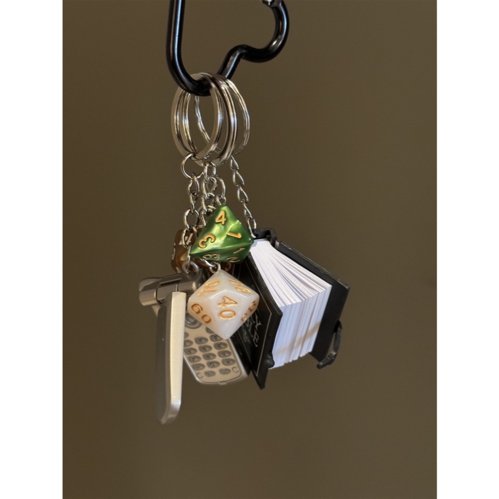 คลาสสิกรูปพิเศษกระเป๋าลูกเต๋าแขวน Multi-Sided พวงกุญแจจี้ตะแกรง Key Chain กระเป๋าสะพายจี้เครื่องประดับ Unique รถพวงกุญแจกระเป๋าจี้ miu Series คู่ถักเชือกเส้นเล็กกระเป๋าจี้