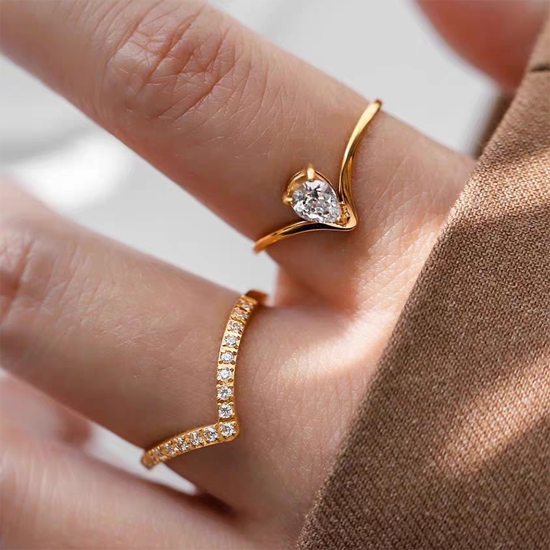 ไทเทเนียมเหล็กเงา V-Shaped Water Drop แหวนเพทายผลิตภัณฑ์ใหม่แฟชั่นชุบ 18K Gold แหวนเพชรสแตนเลส Sweat-Proof กันน้ํา Non-Fading หางแหวนแฟชั่น Simple All-Match ผู้หญิง