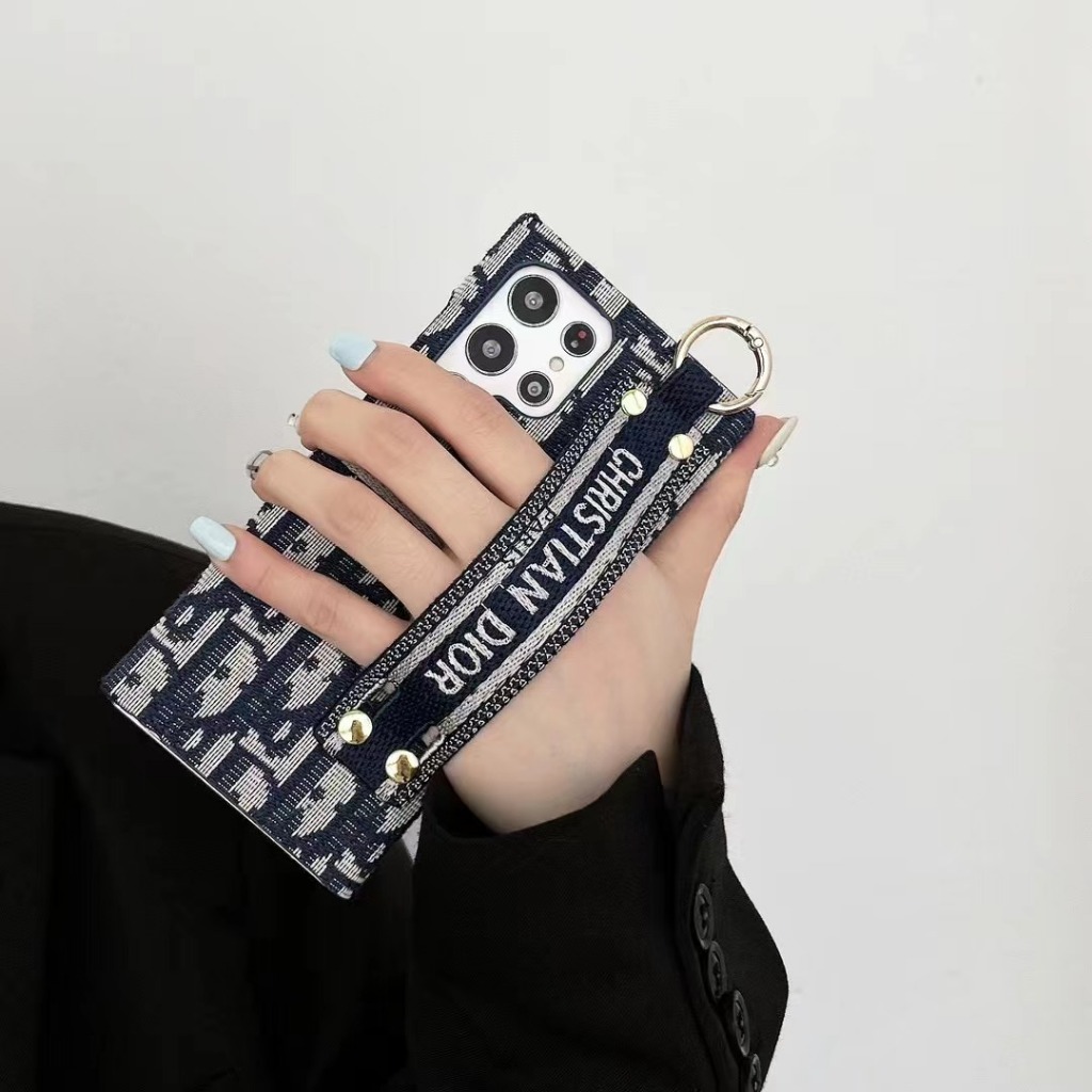 ผ้า แฟชั่นยุโรป และอเมริกา ย้อนยุค ไพ่ใบใหญ่D แถบข้อมือ เคส Samsung Galaxy S24 Ultra S24 Plus S24 S23 Ultra S23 Plus S23 S22Ultra S22Plus S22 Case เคสโทรศัพท์ใหม่ สไตล์หญิง และชาย PC ป้องกันการตก เคสมือถือซัมซุง