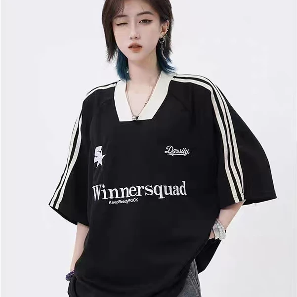 BeCoolMan🍃เย็บปักถักร้อย อเมริกันฮิปฮอปสามลายเสื้อกีฬาย้อนยุคสำหรับผู้ชายและผู้หญิงในฤดูร้อนใหม่วินเทจหลวมอินเทรนด์แบรนด์เสื้อยืดแขนสั้น