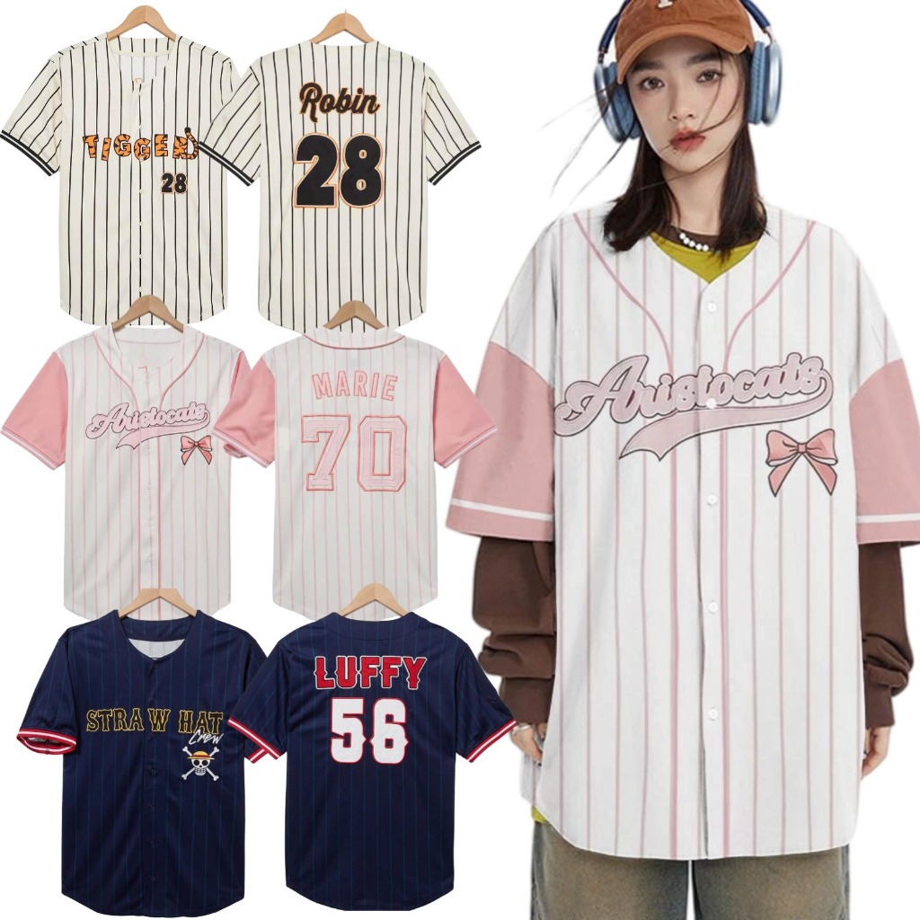 Unsixe NO.70 เสื้อเบสบอลแขนสั้น แบรนด์ท้องถิ่น เสื้อ Stickball โอเวอร์ไซส์ รุ่นหลวม เสื้อยืดโรงเรียน ชุดผู้ชายและผู้หญิง เทรนด์มาแรง 2024