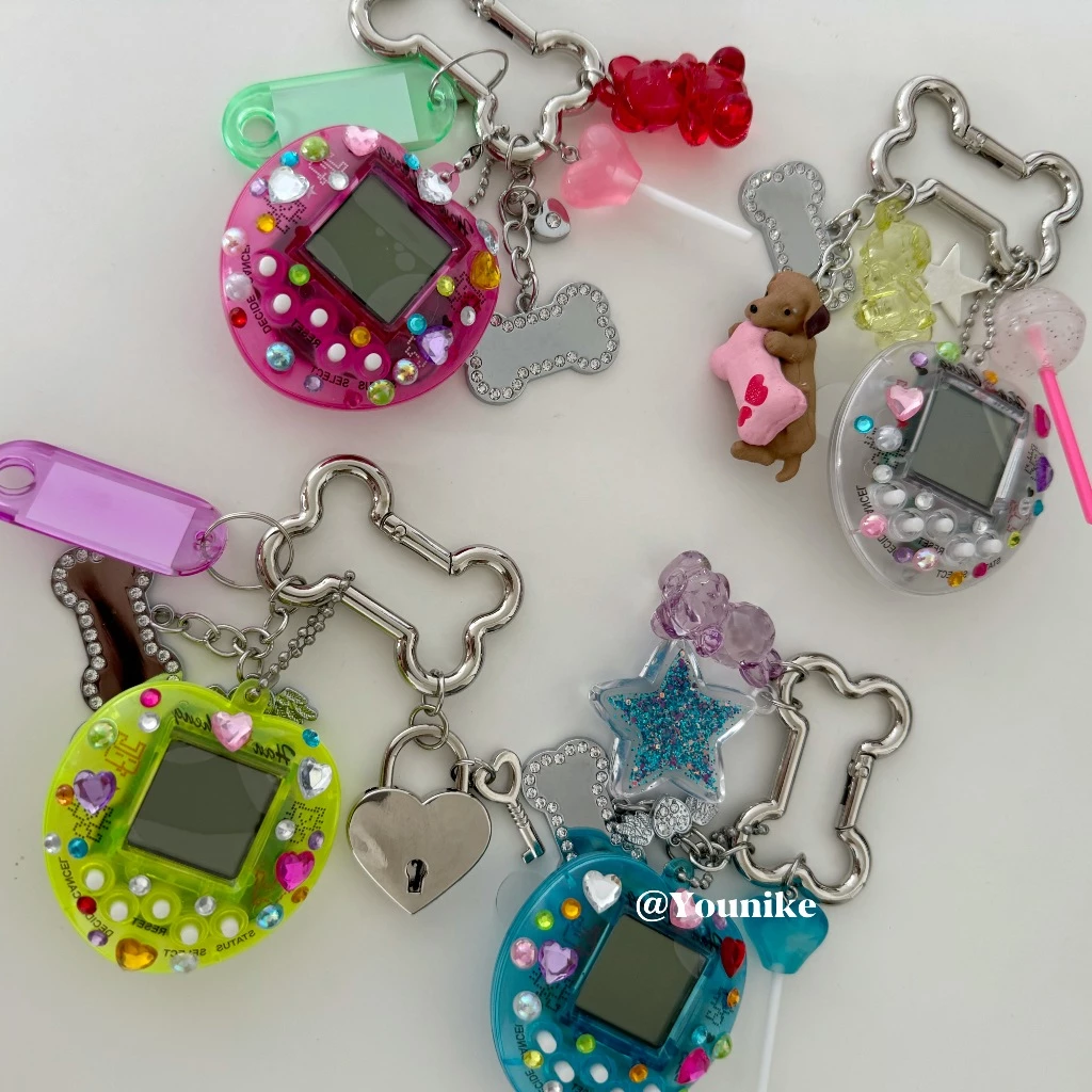 Original Niche Design Retro อัญมณี Tuo Mazi เกมคอนโซลกระเป๋าจี้ Miu Windmill พวงกุญแจคู่สไตล์สไตล์ใหม่แฟชั่นรถจักรยานยนต์กระเป๋าจี้ Childlike น่ารักคอนโซลวิดีโอเกมกระเป๋าจี้กระพริบเพชรสไตล์