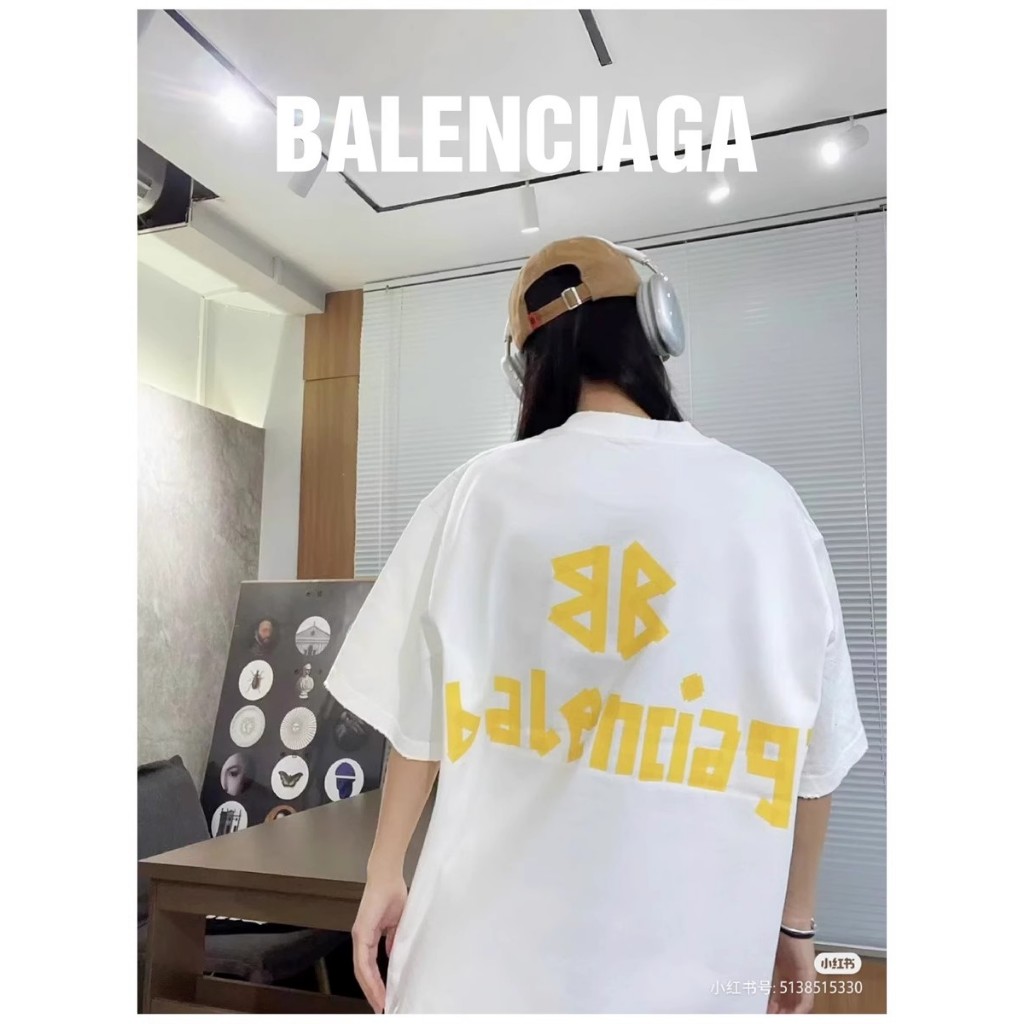 สินค้าในสต็อก! Balenciaga Balenciaga Letter Logo Tape พิมพ์เสื้อยืดแขนสั้นสําหรับผู้ชายและผู้หญิง