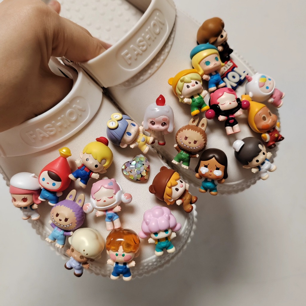 Pop Mart ของแท้ Hole รองเท้าหัวเข็มขัด DIY อุปกรณ์เสริมตุ๊กตาน่ารักตุ๊กตาเดี่ยวตกแต่งรองเท้าทําด้วยมือดอกไม้ที่ถอดออกได้
