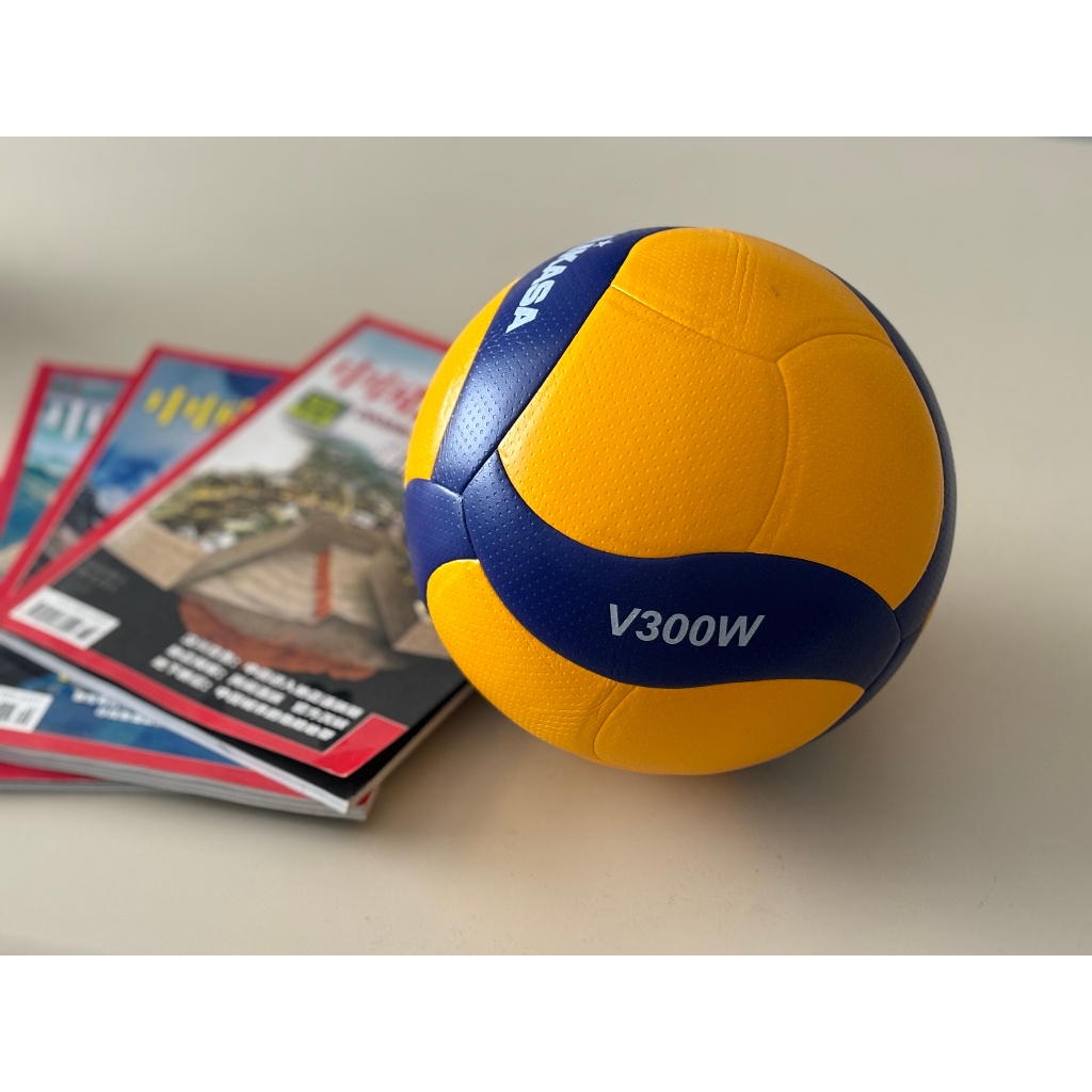ใหม่ MIKASA Molten Volleyball V300W FIVB Designated Ball Soft PU v5m5000