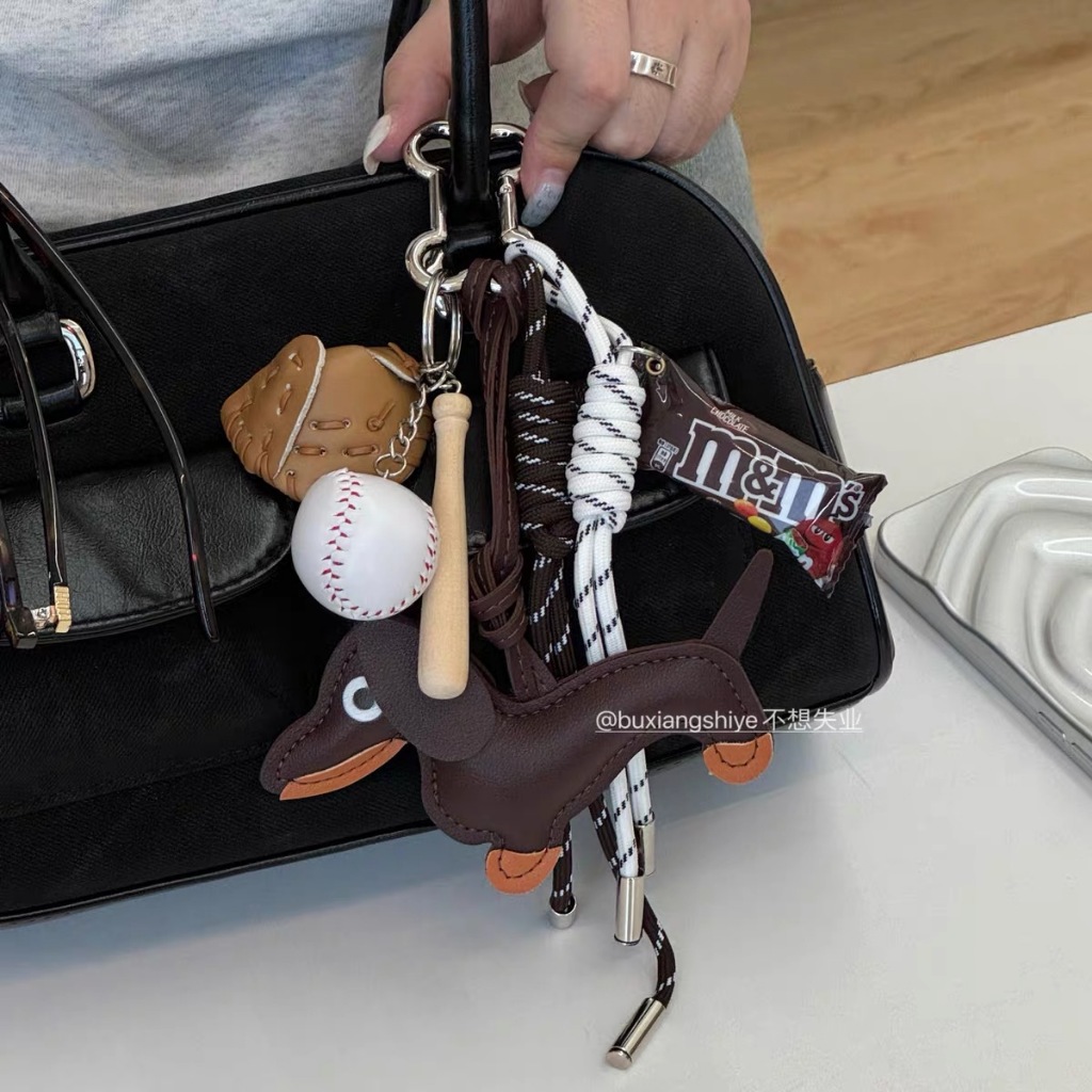 Retro Dachshund Dog Keychain Niche ins Bag Pendant miu Style Blogger จี้คู่รักสไตล์เดียวกัน