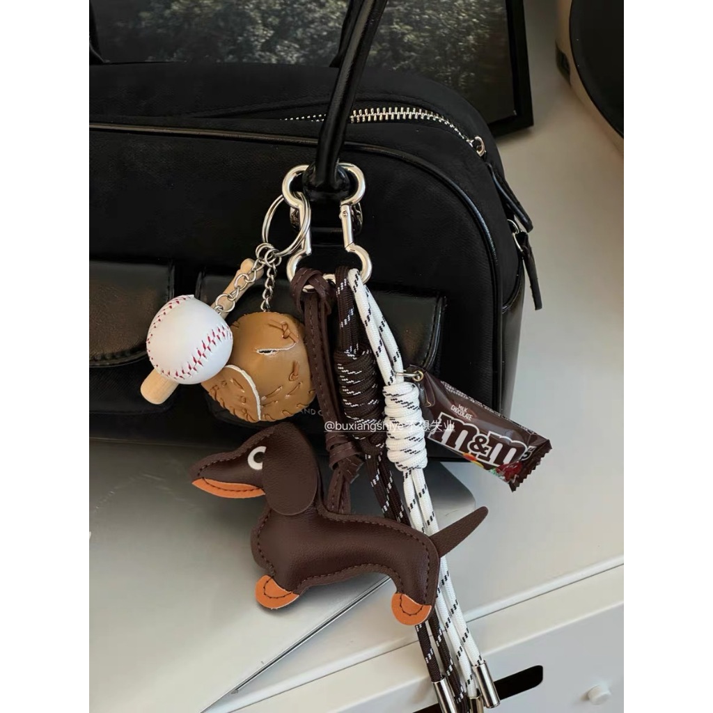 Retro Dachshund Dog Keychain Niche ins Bag Pendant miu Style Blogger จี้คู่รักสไตล์เดียวกัน