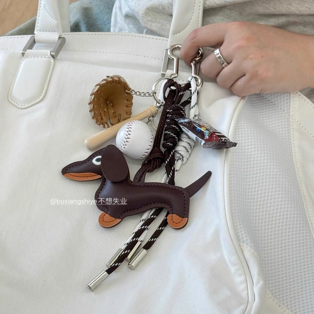 Retro Dachshund Dog Keychain Niche ins Bag Pendant miu Style Blogger จี้คู่รักสไตล์เดียวกัน