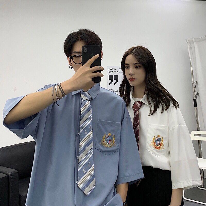 ดีเค เครื่องแบบแขนสั้นเสื้อคู่พร้อมกระเป๋าเย็บปักถักร้อยนักเรียนสไตล์วิทยาลัยขนาดใหญ่