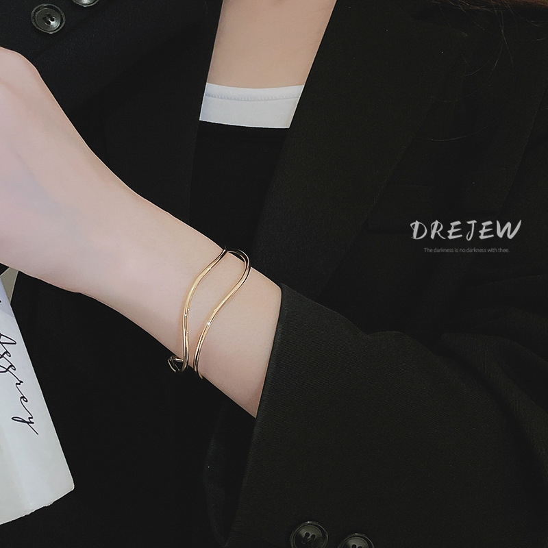 DREJEW เดรช ลมหนาวข้ามคลื่นสร้อยข้อมือยุโรปและอเมริกาใหม่แสงหรูหราสร้อยข้อมือแฟชั่นเครื่องประดับระดับไฮเอนด์ที่เรียบง่าย