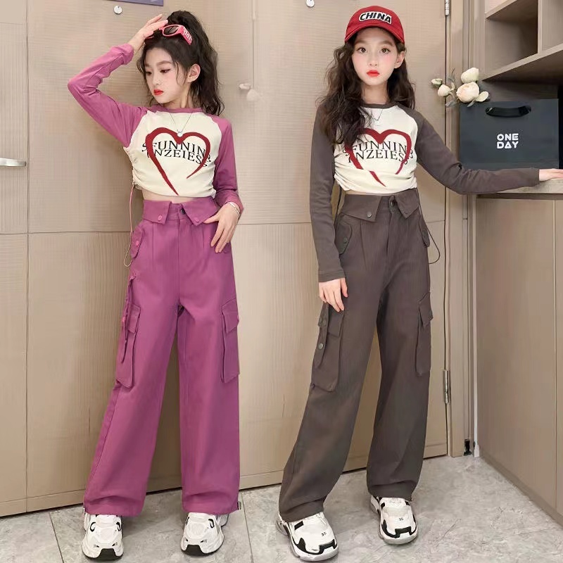 คุณภาพสูงชุดฤดูใบไม้ผลิและฤดูใบไม้ร่วงของเด็กผู้หญิงเสื้อโค้ทลายความรัก+ชุดเอี๊ยมแฟชั่นชุดสองชิ้น