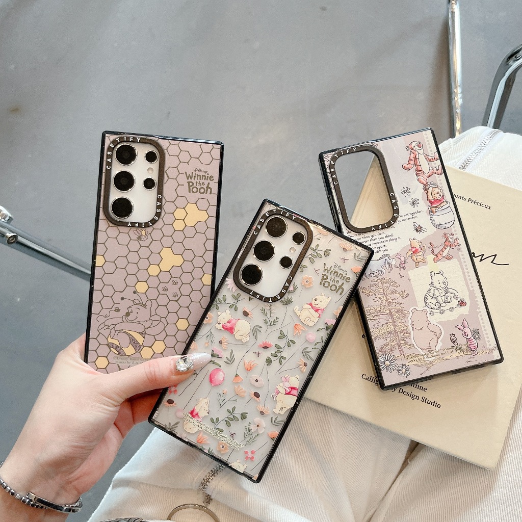 เคส Samsung Galaxy S24 Ultra S24 Plus S24 S23 Ultra S23 Plus S23 S22Ultra Case การ์ตูนน่ารัก หมีสีเหลือง เคสโทรศัพท์ใหม่ ภาษาอังกฤษด้านข้าง แผ่นหลังอะคริลิค ขอบซิลิโคนอ่อนขอบป้องกันการตก เคสมือถือซัมซุง