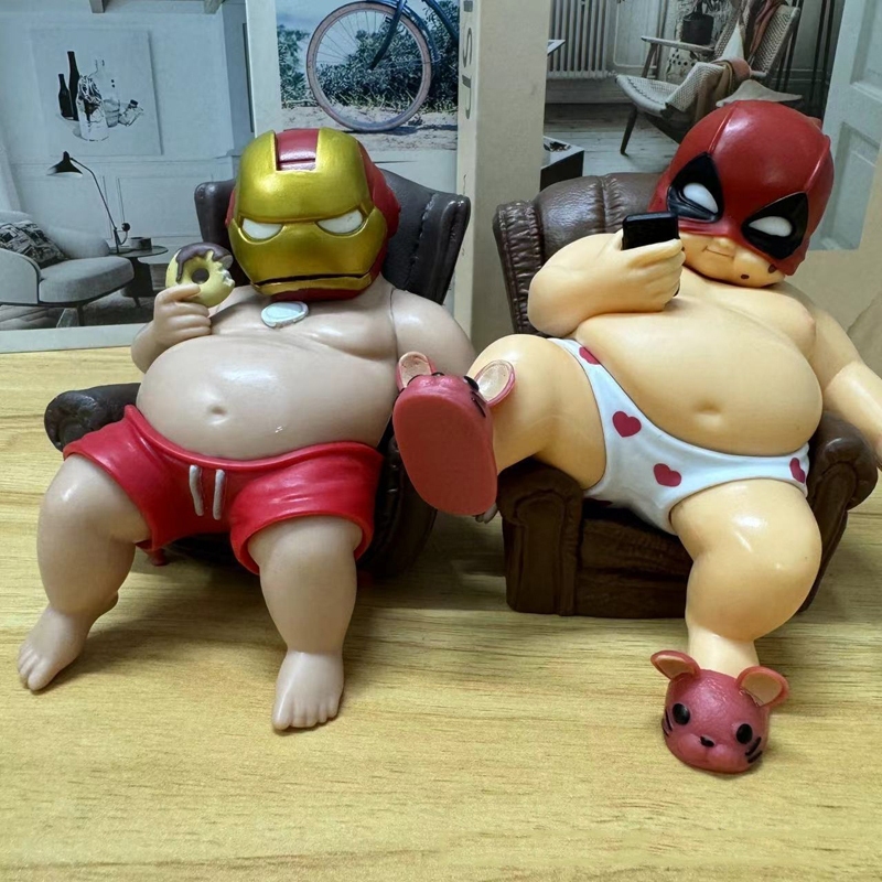 12 ซม.อะนิเมะ Superhero The Avengers X-Men ไขมัน Iron Man Deadpool โกหกโซฟา Doughnut รุ่น Q PVC ตัวเลขการกระทําตุ๊กตาของเล่น