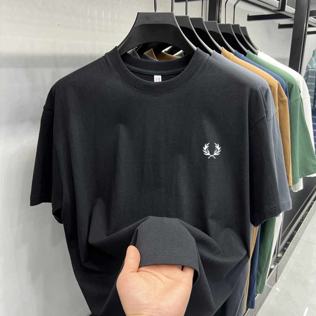 Fred PERRY เสื้อยืดแขนสั้นคอกลมสําหรับผู้ชาย เสื้อท็อปผ้าฝ้ายแท้สีทึบสําหรับผู้ชาย