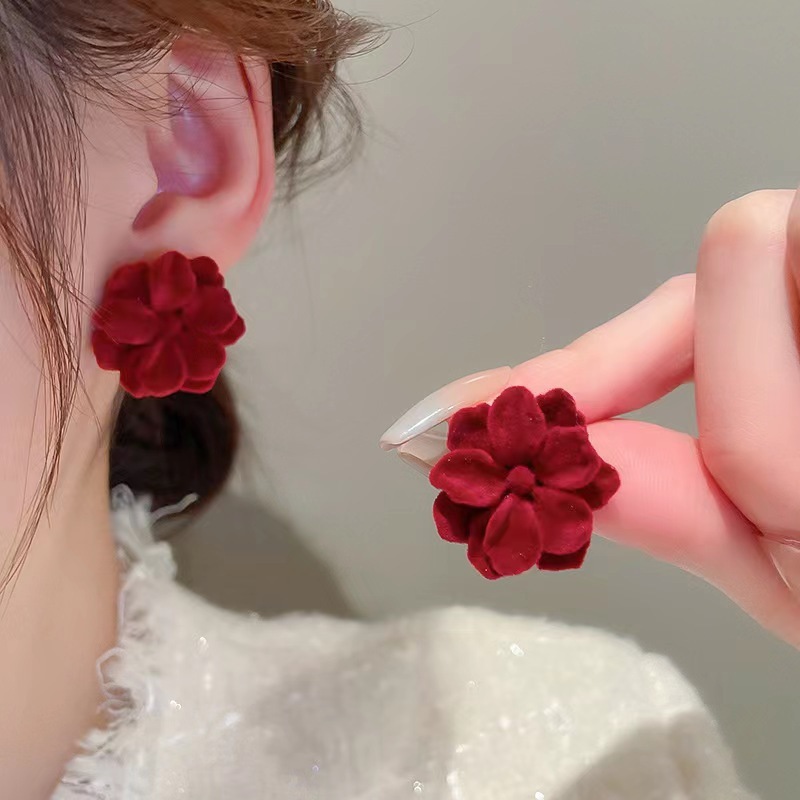 ไวน์ต่างหูดอกไม้กํามะหยี่สีแดงหญิง 2024 กลีบสไตล์ใหม่ฝรั่งเศสย้อนยุคสไตล์ฮ่องกงต่างหูงานรื่นเริง ราคา ถูกที่สุด ดีลบีเคเค