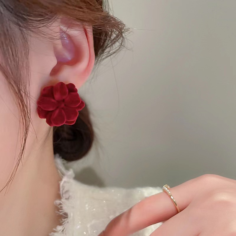 ไวน์ต่างหูดอกไม้กํามะหยี่สีแดงหญิง 2024 กลีบสไตล์ใหม่ฝรั่งเศสย้อนยุคสไตล์ฮ่องกงต่างหูงานรื่นเริง ราคา ถูกที่สุด ดีลบีเคเค แกลเลอรีภาพที่ 2