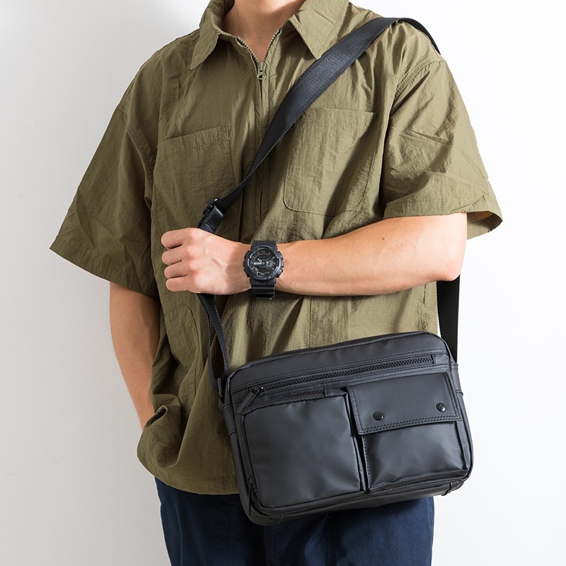 ญี่ปุ่นกันน้ํา PVC แฟชั่น Cross-Body กระเป๋าผู้ชาย/All-Match Simple Messenger กระเป๋า/ธุรกิจ Casual Commuter กระเป๋าสะพาย