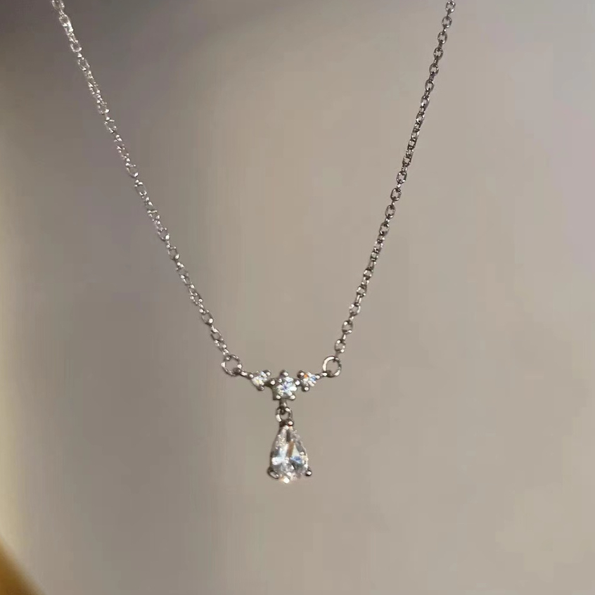 Water Drop Zircon สร้อยคอผู้หญิง High-End Design Niche หรูหราอุปกรณ์เสริม Clavicle Chain สไตล์ใหม่ประณีตสร้อยคอ