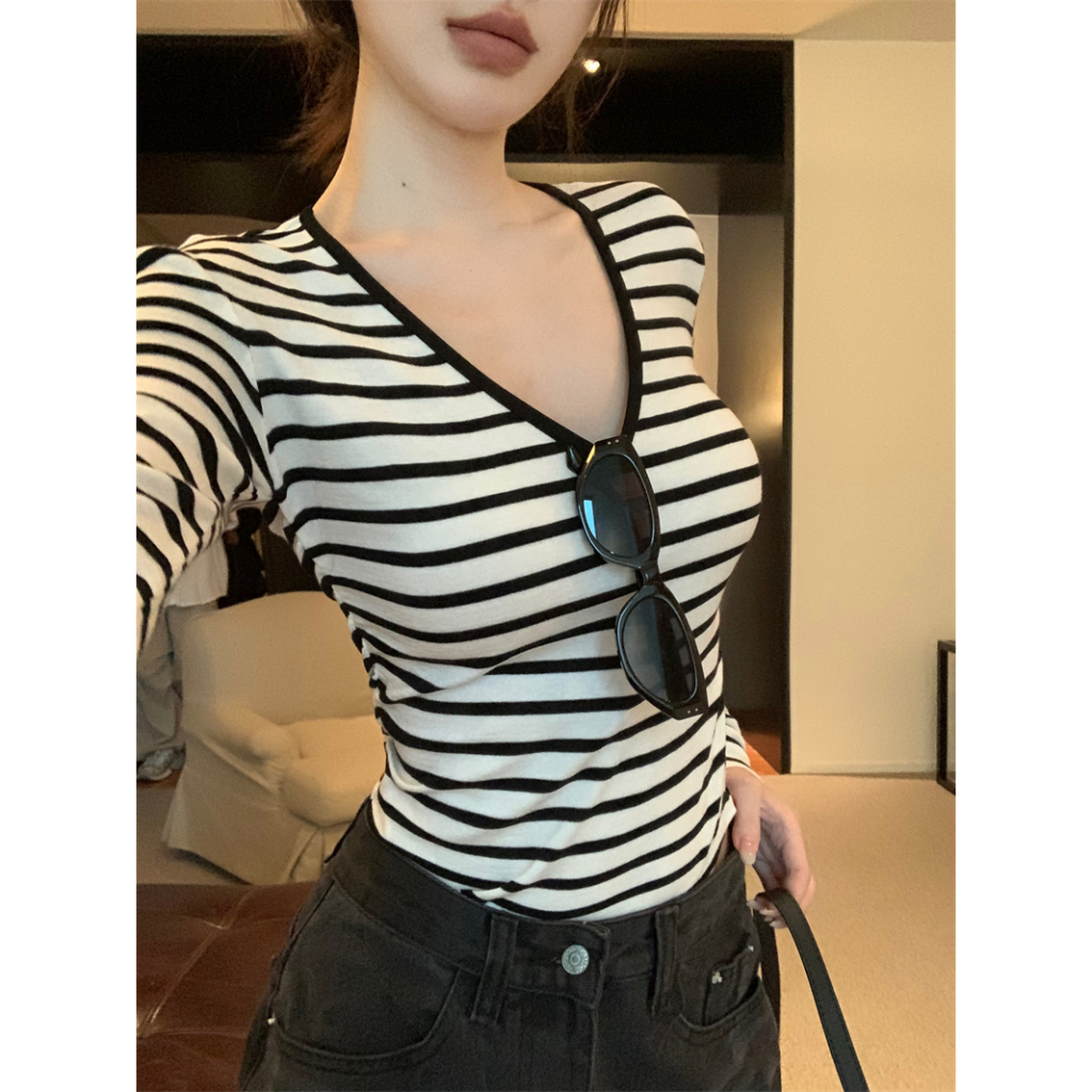 77947 เสื้อยืดแขนยาวลายทางเข้ารูปสีขาวคลาสสิกสีดําสีขาว