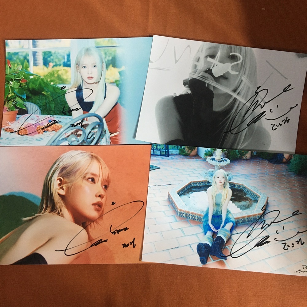 Iu AUTOGRAPHED SIGNED GROUP PHOTO PICTURE GIFTS COLLECTION 5*7 K-POP 2024B
