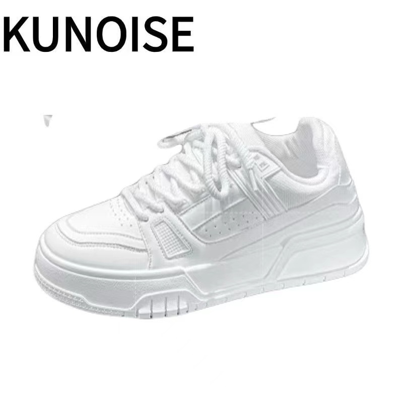 KUNOISEรองเท้าผู้ชายฤดูใบไม้ผลิฤดูใบไม้ร่วง Niche Design All-Match Casual รองเท้าผ้าใบสีดําวัยรุ่นกีฬาหนา Soled เพิ่มความสูงขนมปังรองเท้าอินเทรนด์ 0I2E 6E7Z