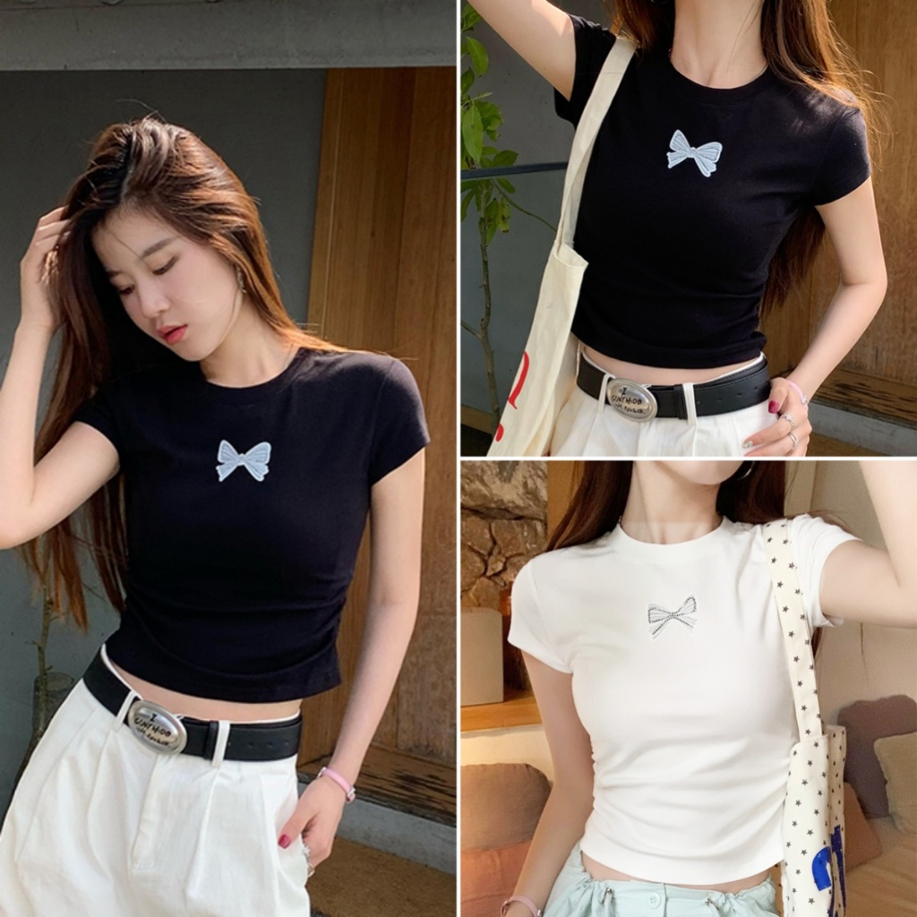 Betty house🌸พร้อมส่ง เสื้อยืดสวยๆผู้หญิง เสื้อยืดทรงซ้อคอกลม แขนสั้นน่ารัก พิมพ์ลายโบว์ สไตล์เกาหลี（ขาว/ดํา）