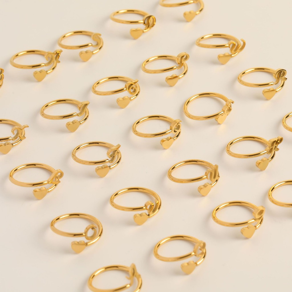 การเก็บสีสูงแหวนตัวอักษรเริ่มต้นแหวนตัวอักษร 26 แหวนหางรูปหัวใจสามมิติ ก-Z ตัวอักษรเปิดปรับเหล็กไทเทเนียมไม่จางหาย