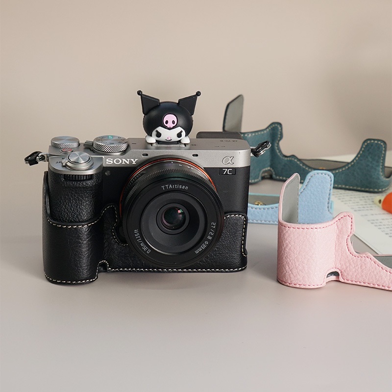 Sony A7CR A7C2 หนัง PU กล้องฐานกระเป๋าสําหรับ Sony A7R5 A7M4 Sony A7 Mark 4 IV A7R Mark V 5 ครึ่งปลอกกระเป๋า 1/4 สกรู