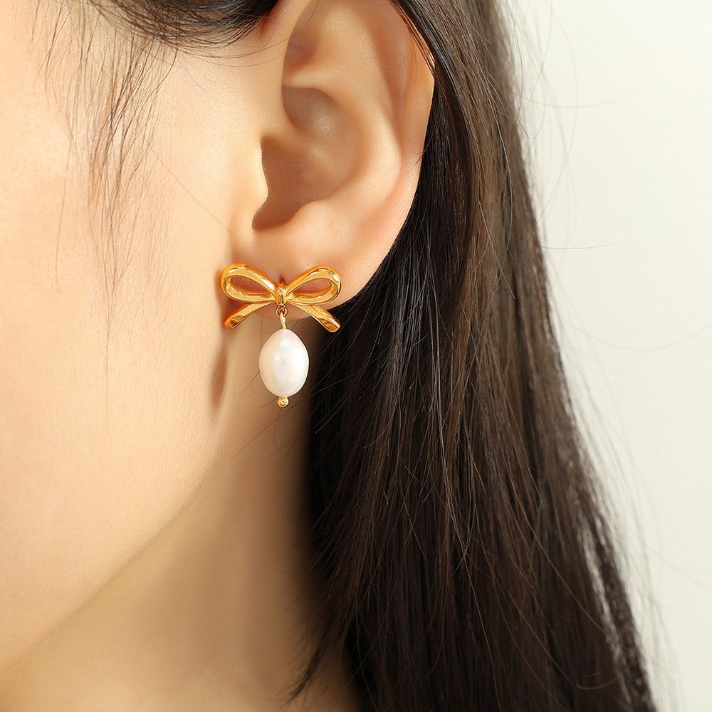 สไตล์ญี่ปุ่นเกาหลีหวาน 18K Gold Bow จี้ไข่มุกน้ําจืดต่างหูเหล็กไทเทเนียมสี Retention Hypoallergenic ต่างหู