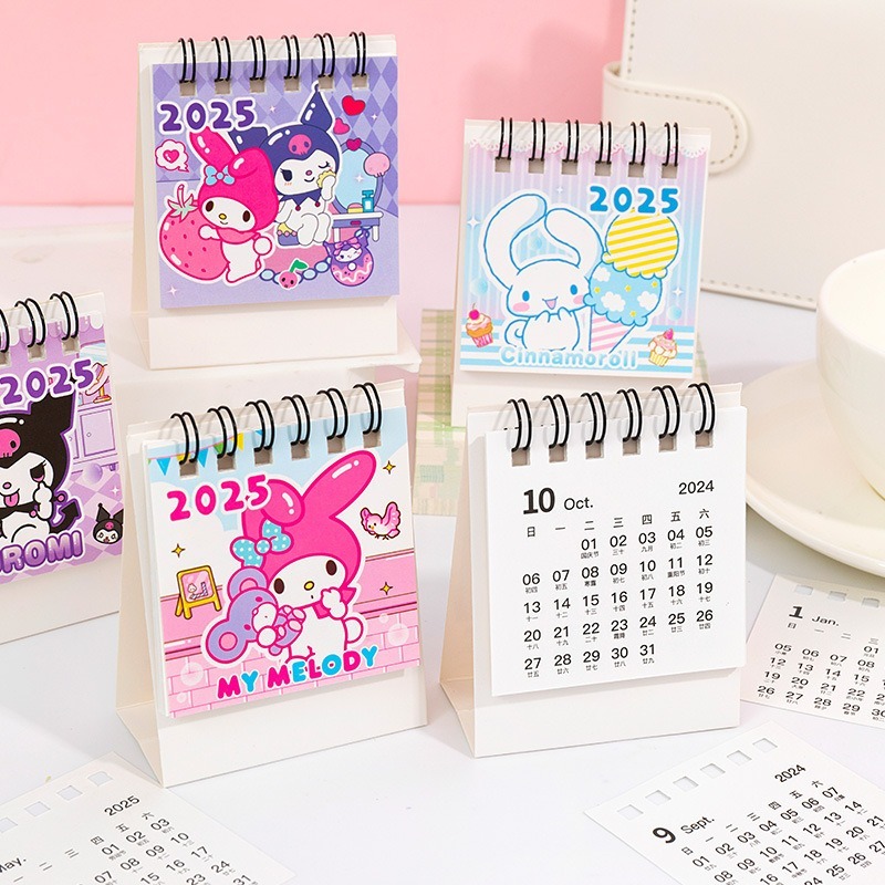 SANRIO ซานริโอ 2025 มินิ ปฏิทินตั้งโต๊ะน่ารักเรียบง่ายปฏิทินตั้งโต๊ะตารางรายวันวางแผนโรงเรียนสํานักงานเดือนกันยายน 2024 ถึง2025 ของขวัญคริสต์มาสของขวัญปีใหม่