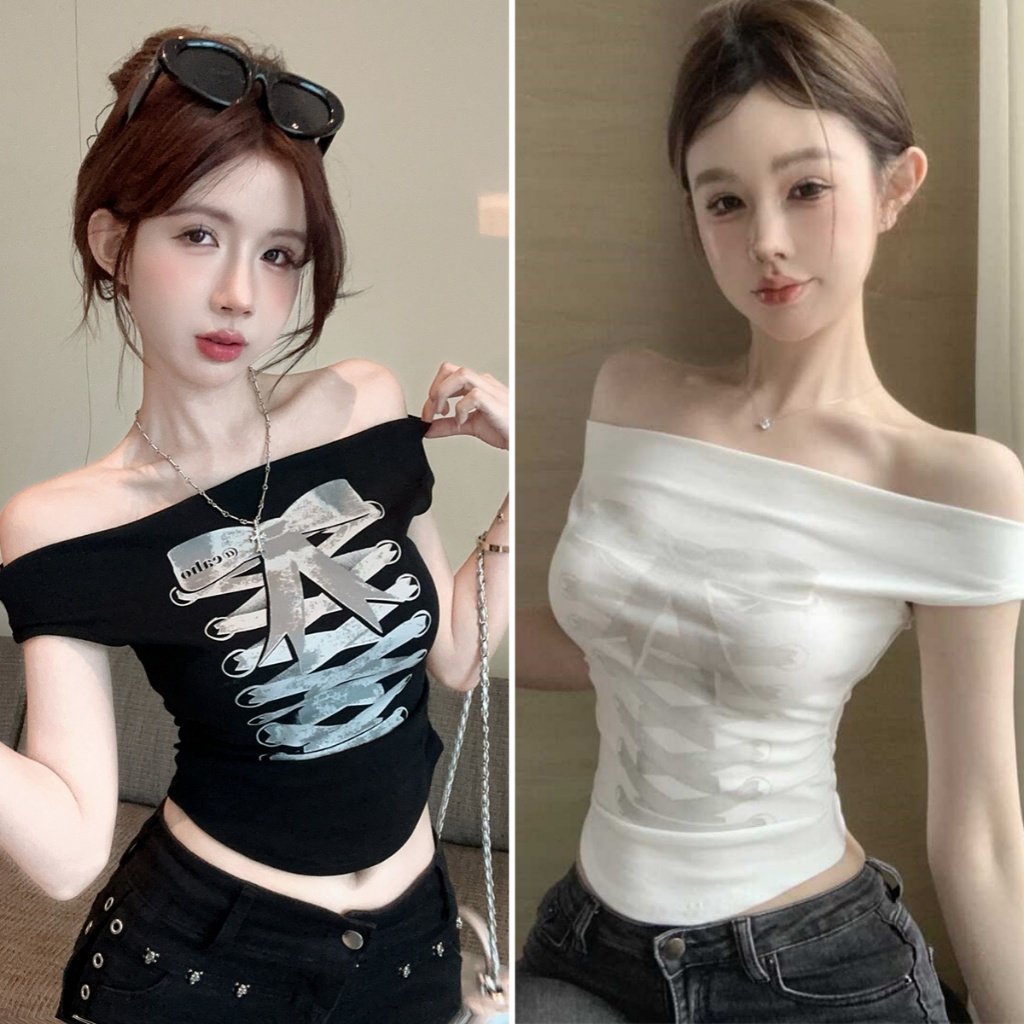 Hotgirl พร้อมส่ง เสื้อยืดรัดรูปผู้หญิง เสื้อยืดปาดไหล่ครอป เซ็กซี่เปิดไหล่ แขนสั้นพิมพ์ลายโบว์ สไตล์เกาหลี