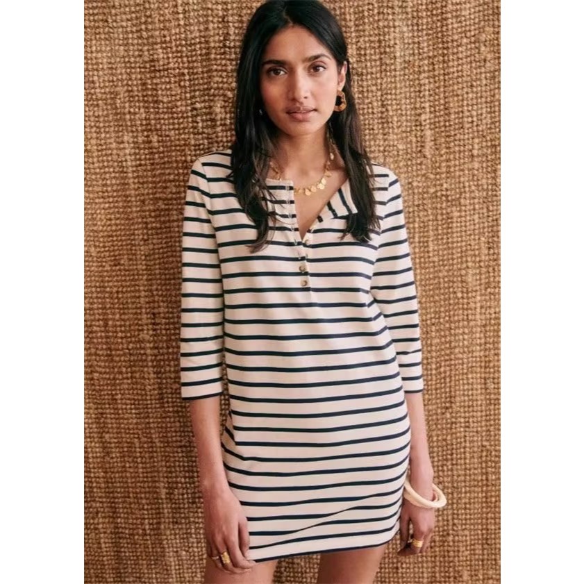 เสื้อยืดแขนยาวกระดุมลายทางสีกรมท่าของ Lechika ชุดเสื้อเชิ้ต Sea Soul sezane สไตล์เดียวกัน