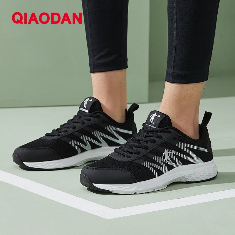 Qiaodan รองเท้าวิ่งผู้ชายหนังกันกระแทก XM3570242บี