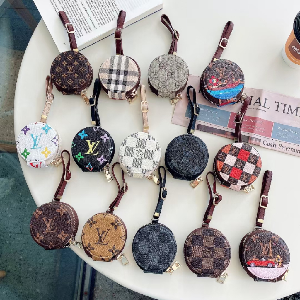 สินค้าเฉพาะจุด. แบรนด์แฟชั่นยุโรปและอเมริกา/บรรเทาหนัง/ลายคลาสสิค เคสหูฟังบลูทูธ Apple AirPods ป้องกันการสูญหายและป้องกันการล่มสลายเหมาะสําหรับAirPods1/2/pro2/3. Huawei model headphones