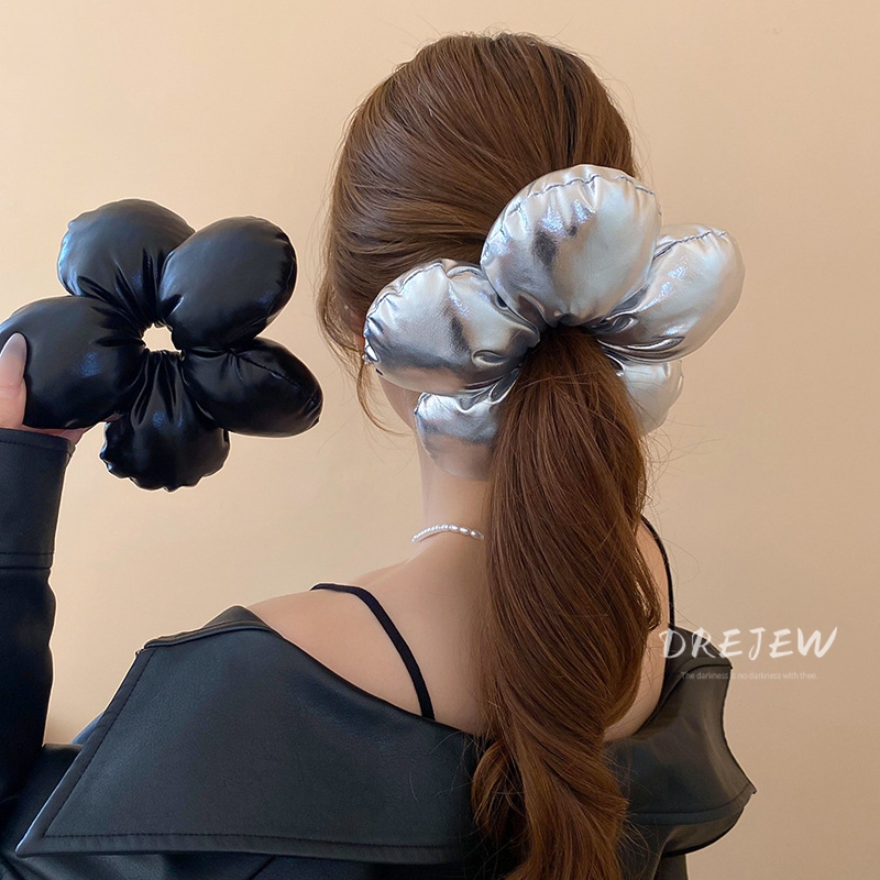 DREJEW เดรช มุก หนังดอกไม้วงผมจีบกับเชือกผมผมหางม้าต่ําที่โอ้อวดด้านหลังศีรษะระดับไฮเอนด์และหลากหลายเครื่องประดับผมใหม่ส
