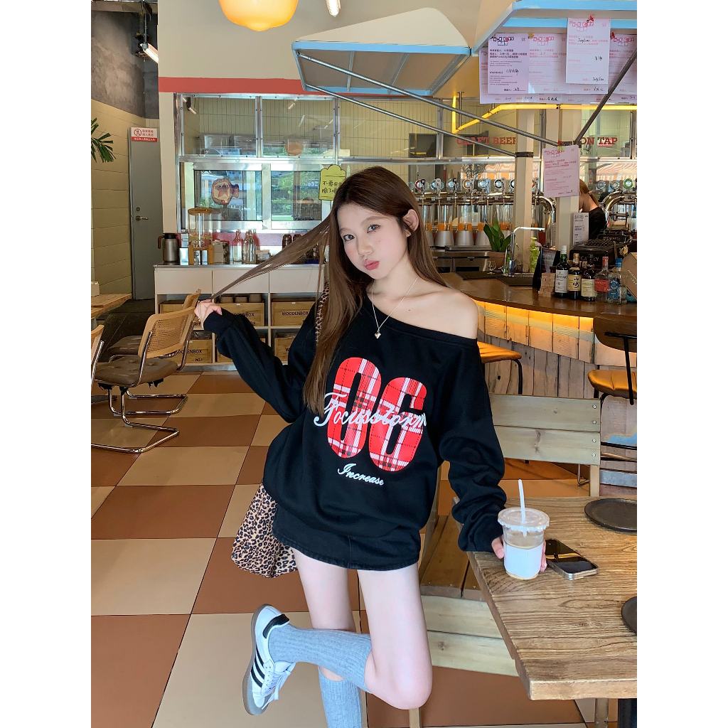 loveflower เสื้อสเวตเตอร์แขนยาวไหล่เอียงพิมพ์ลายตัวอักษรย่อยสไตล์ขี้เกียจสําหรับผู้หญิงอเมริกันหลวมสบายๆด้านบน