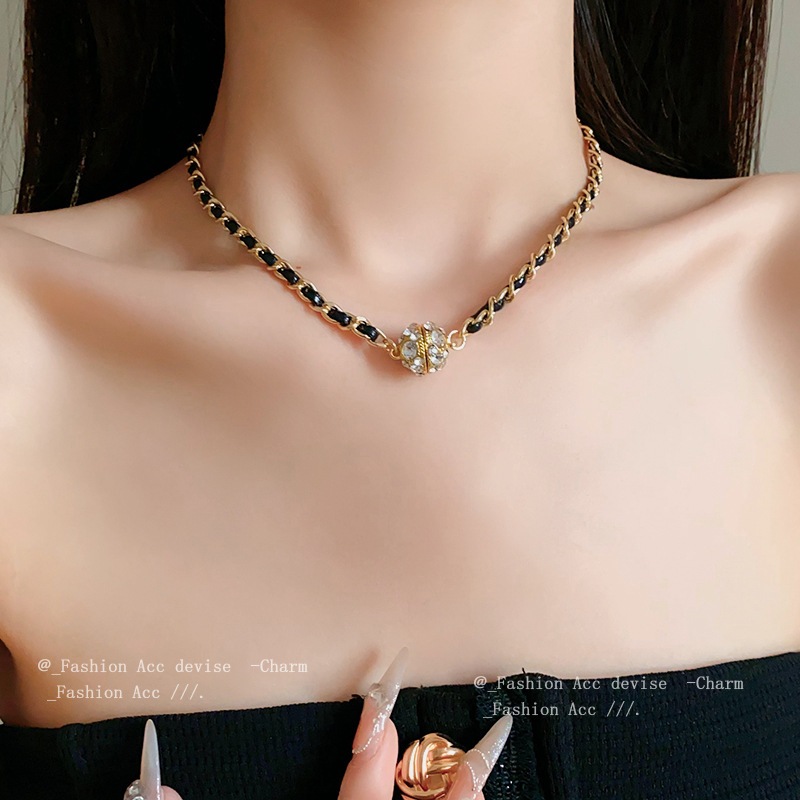หนังคุณภาพสูงห่อเพชรเพชรสร้อยคอแม่เหล็กแสงหรูหราการออกแบบเฉพาะความรู้สึกโซ่กระดูกไหปลาร้าย้อนยุคบุคลิกภาพสร้อยคอส