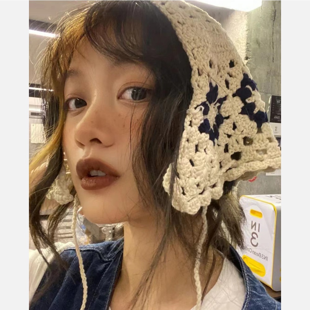 หมวกบักเก็ตทรงสามเหลี่ยมผ้าถักหมวกสานครึ่งหัวลายดอกไม้ย้อนยุคประดับพู่แบบบางแต่งรูกลวงinsสไตล์เกาหลีสําหรับผู้หญิงเหมาะแก่การถ่ายรูปในวันหยุด