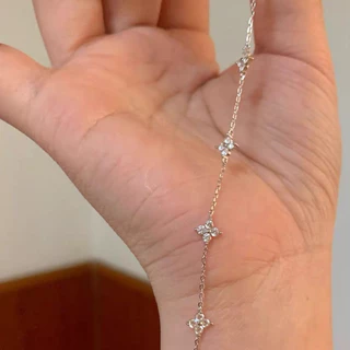 จากไทย 1วันถึง💕สร้อยข้อมือเงินสเตอร์ลิง จี้โคลเวอร์สี่ใบและอวัยวะเล็กๆ | ดีไซน์เฉพาะกลุ่ม หรูหรา สไตล์ใหม่